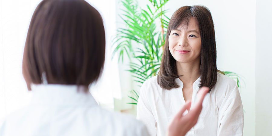 Mother consulting a specialist for a safe return to fitness without bladder leaks.